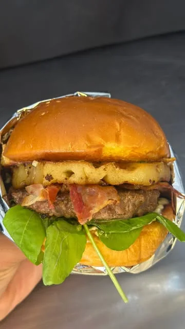 Hambúrguer real da American Burguer, fotografado pela casa
