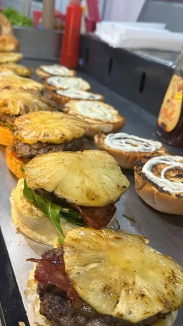 Montagem de hambúrgueres fotografada pela American Burguer